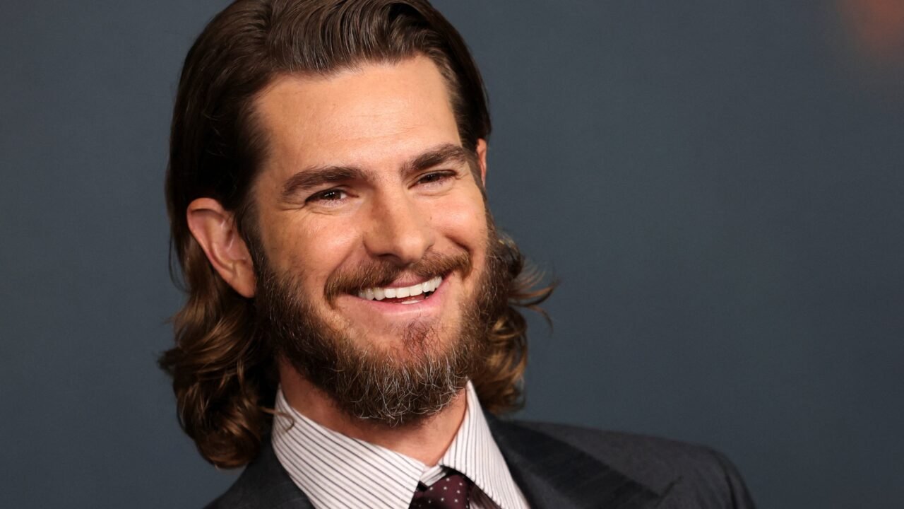 Tras ponerse en la piel de Sam Altman, Andrew Garfield afirmó: “Cualquiera que asuma tal nivel de responsabilidad debe poder distanciarse”