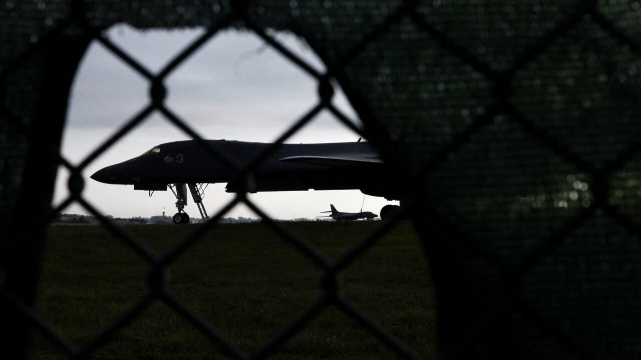 Unos 30 países respaldaron la acusación británica contra Irán por el complot en una base aérea