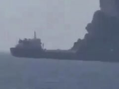 Un petrolero sufrió un incendio tras recibir el impacto de un proyectil en el estrecho de Ormuz