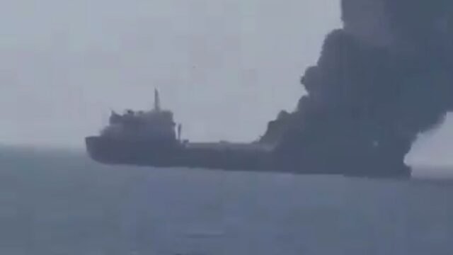 Un petrolero sufrió un incendio tras recibir el impacto de un proyectil en el estrecho de Ormuz
