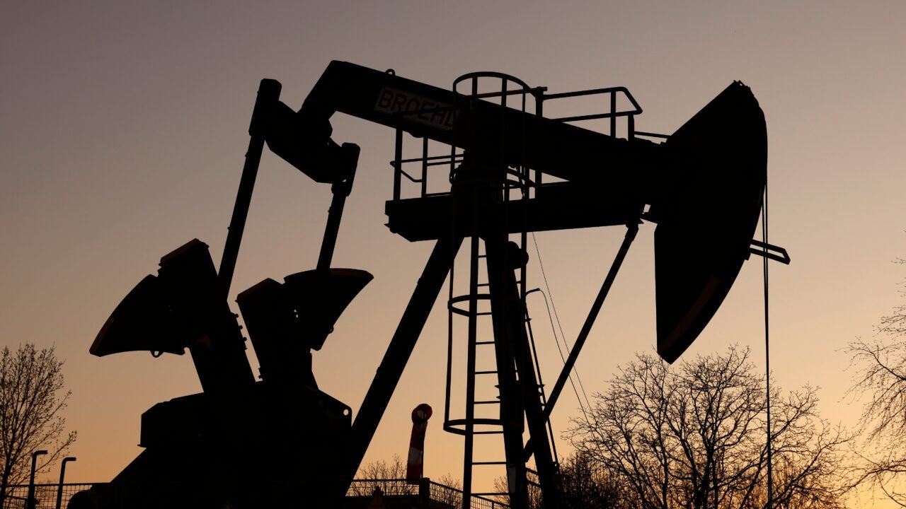 Los precios del petróleo cayeron tras el aumento de las exportaciones regionales y el plan del G7 para liberar reservas