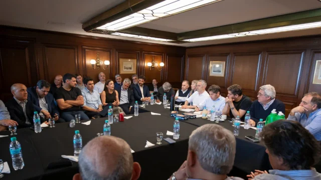 Kicillof sigue con recorridas en clave electoral: desembarca en Jujuy y prepara su viaje a Santa Fe