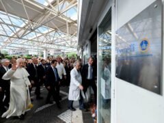 Tras la cirugía para remover un tumor maligno, el papa León XIV permanecerá al menos una semana en el hospital Gemelli
