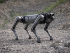 Un robot camina sin batería gracias a un truco: usar el suelo como energía
