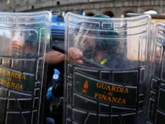 Caos en Roma: en medio de las protestas, un grupo de manifestantes irrumpió en el Coliseo