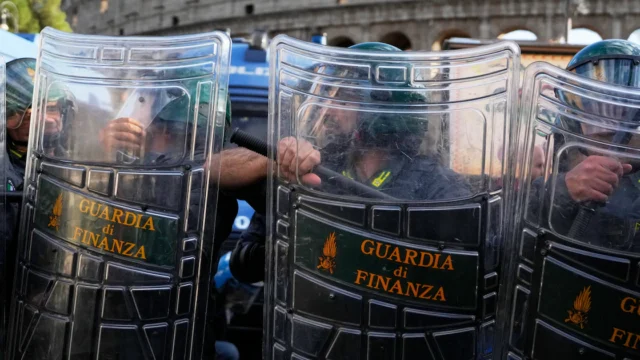 Caos en Roma: en medio de las protestas, un grupo de manifestantes irrumpió en el Coliseo