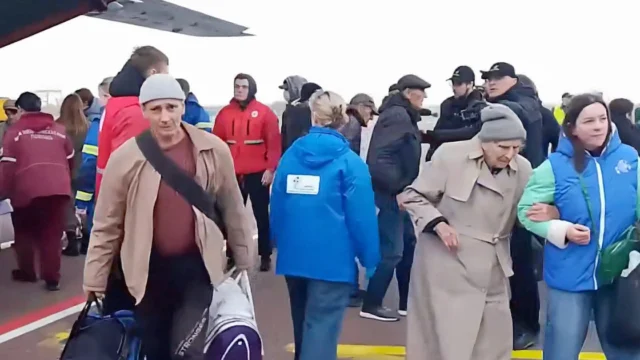 Civiles ucranianos de Oleshky, ciudad devastada por la guerra, fueron evacuados bajo la tregua temporal mediada por EEUU