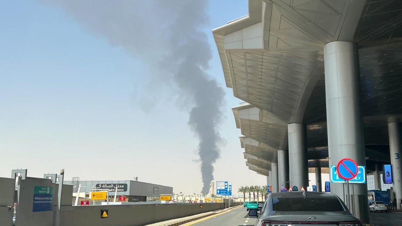 Arabia Saudita confirma tres muertos en ataques hutíes contra el aeropuerto de Riad