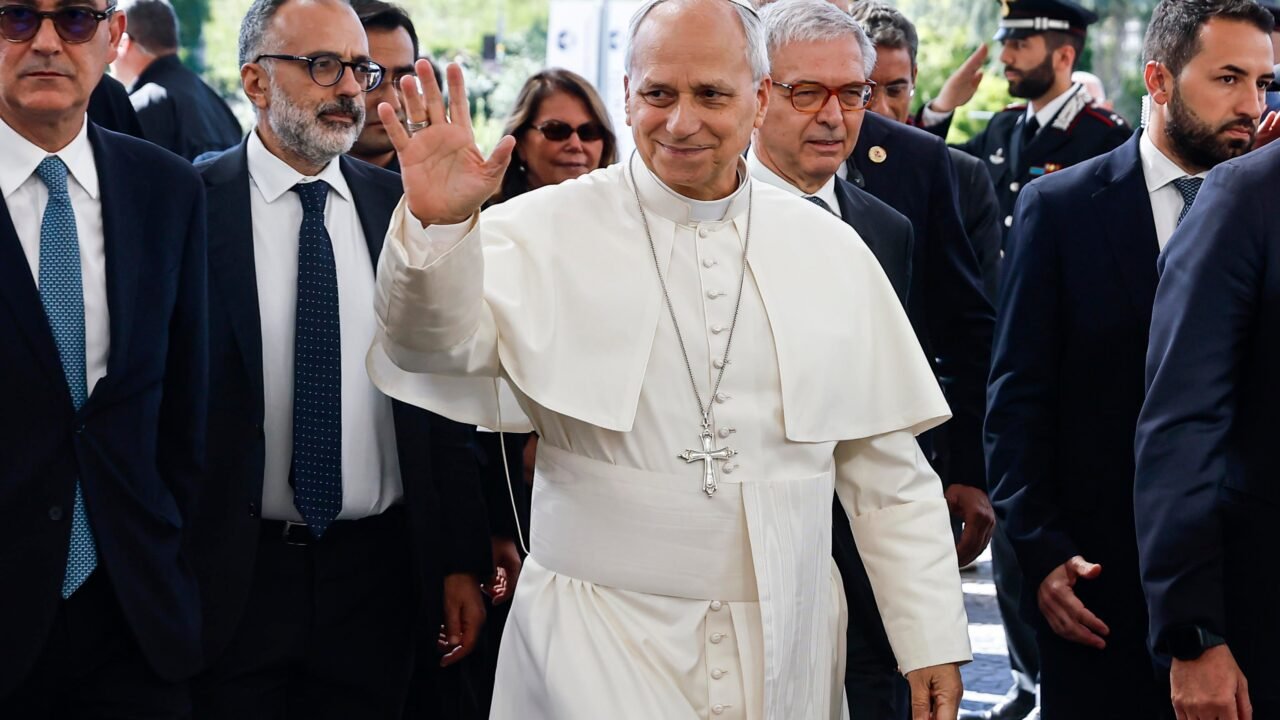 El papa León XIV salió del hospital tras ser dado de alta