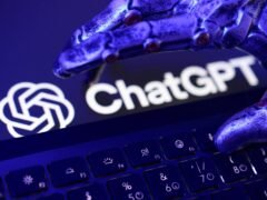 ChatGPT activa PIN o huella digital en los chats para evitar que tu pareja o amigos los vean