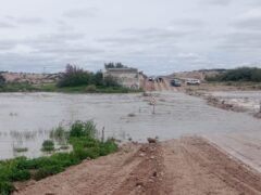 Ante los desbordes, vuelven a reclamar el puente del arroyo Nahuel Niyeu en la Ruta 23 de Río Negro