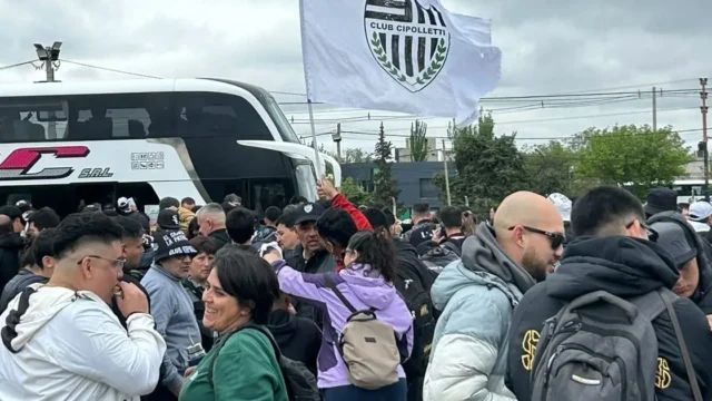 Mas de 1000 hinchas de Cipolletti partieron rumbo a Córdoba para la final del Federal A
