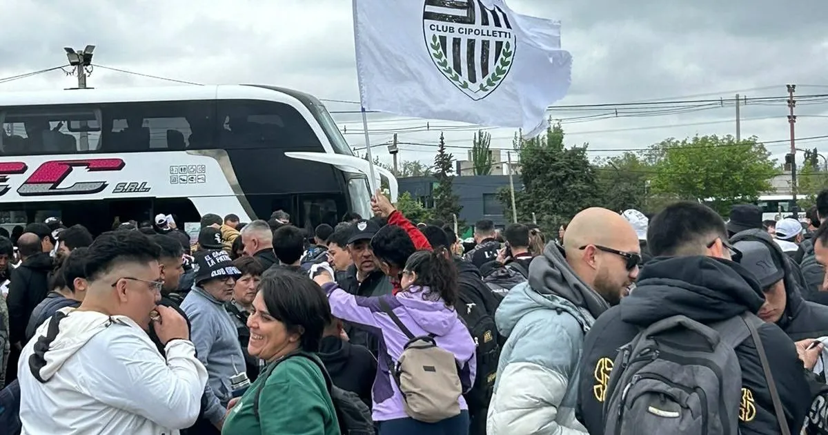 Mas de 1000 hinchas de Cipolletti partieron rumbo a Córdoba para la final del Federal A