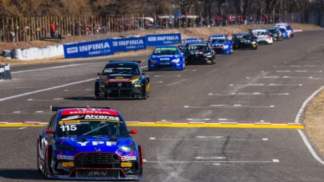Roca ya vive la pasión del TC2000 en el Autódromo Parque