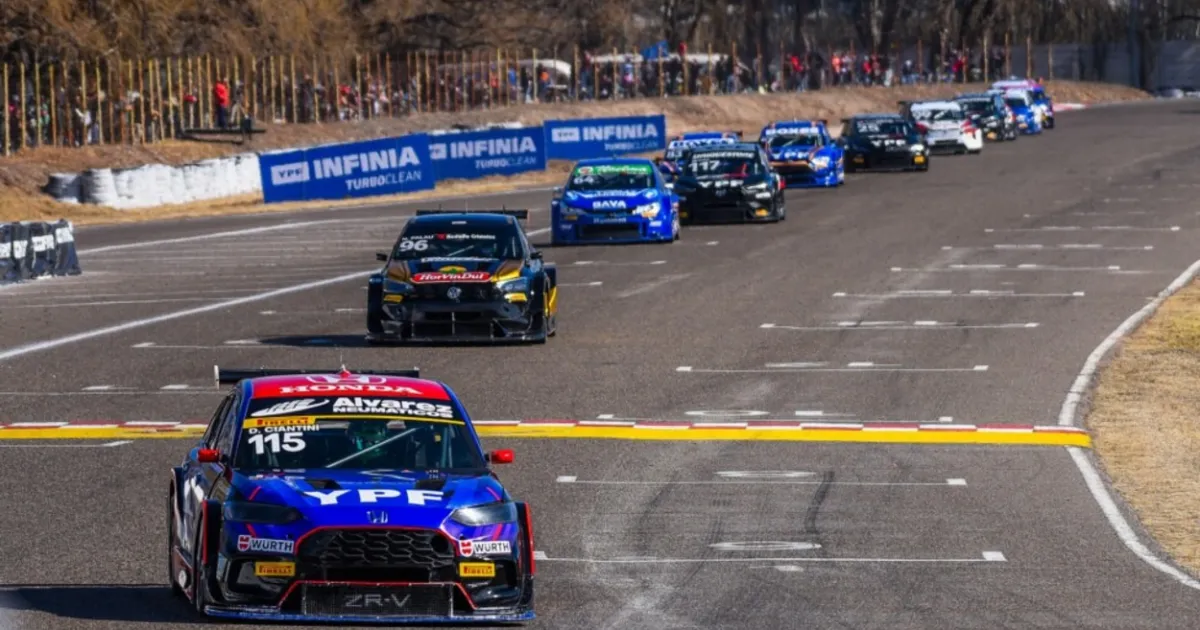 Roca ya vive la pasión del TC2000 en el Autódromo Parque