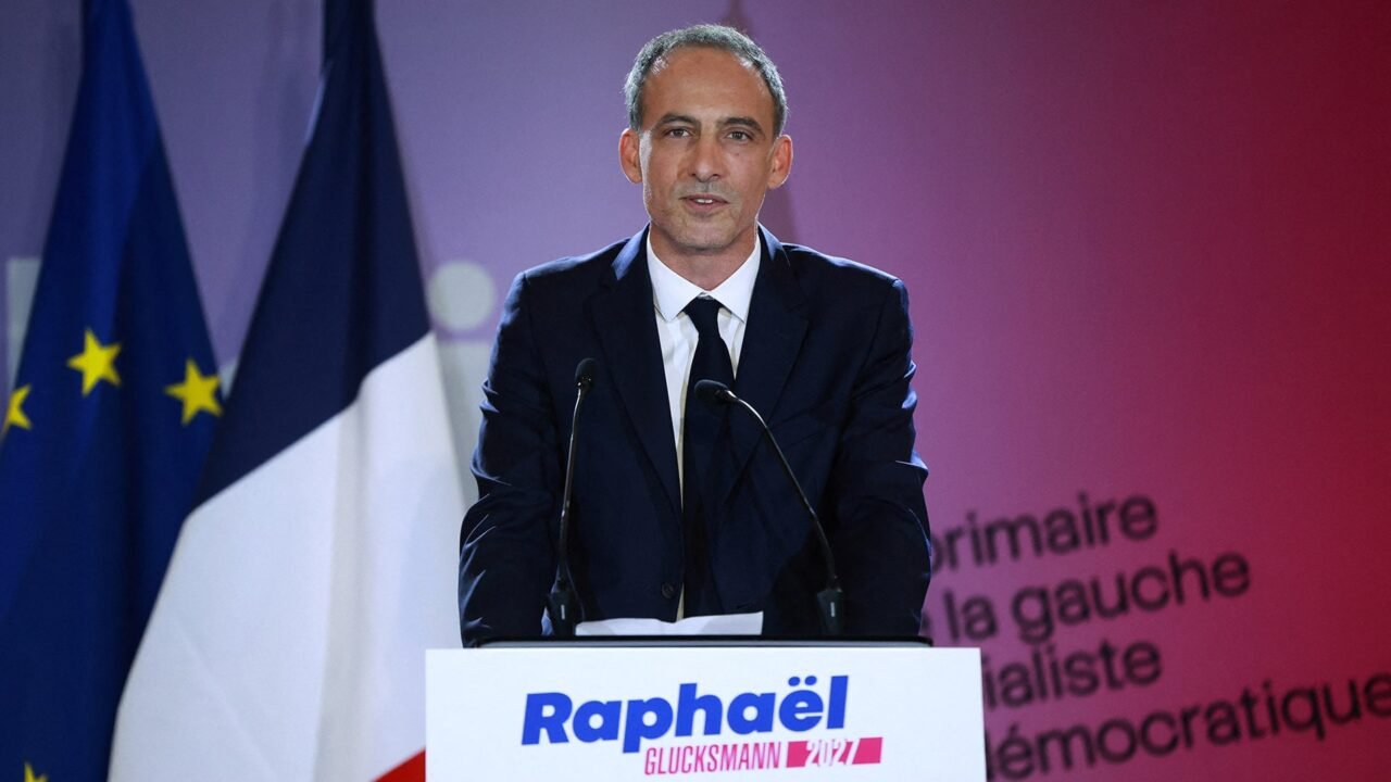 El eurodiputado Raphaël Glucksmann será candidato presidencial por el Partido Socialista en las elecciones de Francia en 2027