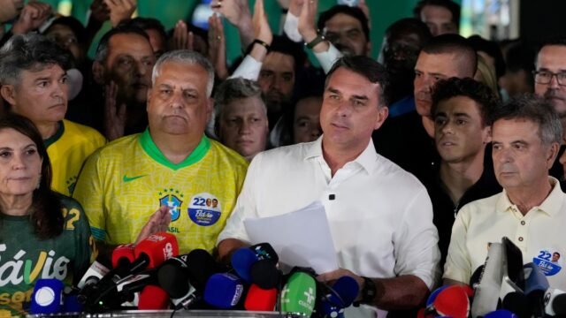 Un avión parado en Iguazú y una publicación de madrugada: la pata argentina de la fuga de Flávio Bolsonaro