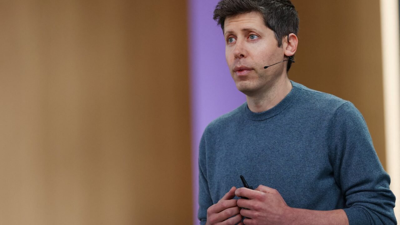CEO de OpenAI cree que “el mundo debería aceptar ciertos riesgos de la IA a cambio de los beneficios”