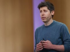 CEO de OpenAI cree que “el mundo debería aceptar ciertos riesgos de la IA a cambio de los beneficios”