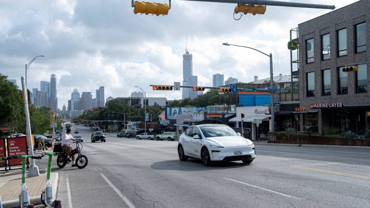 Estados Unidos quiere regular los robotaxis: Waymo, Tesla y más deberán tener monitoreos humanos y límites