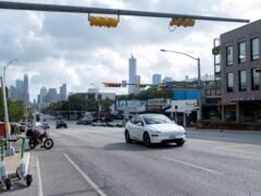 Estados Unidos quiere regular los robotaxis: Waymo, Tesla y más deberán tener monitoreos humanos y límites