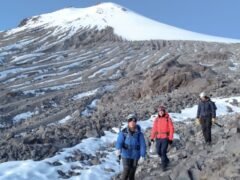 Cuatro atletas escalaron al volcán más alto de América del Norte para romper un récord mundial de flexiones con mancuernas