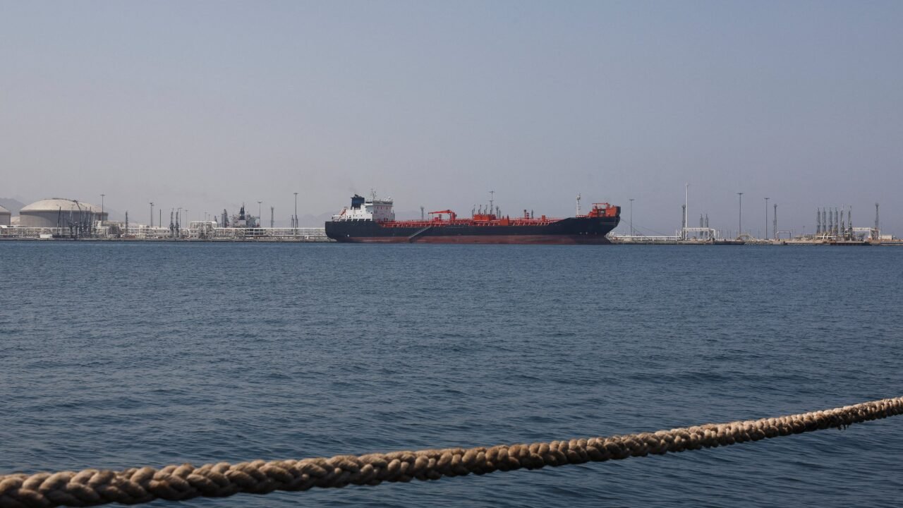 La Guardia Revolucionaria de Irán aseguró que dos petroleros chocaron con minas y se incendiaron al sur de Ormuz