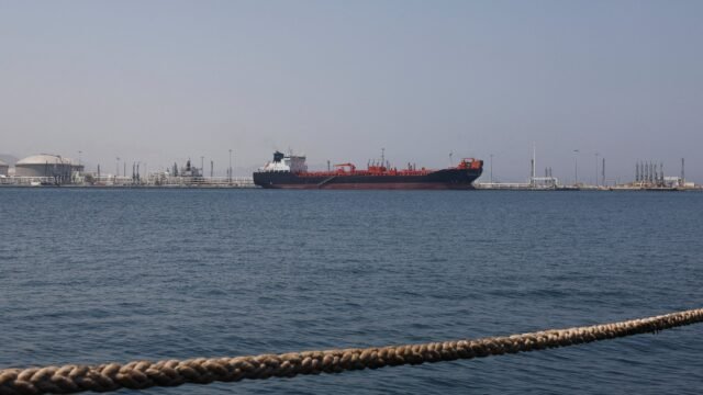 La Guardia Revolucionaria de Irán aseguró que dos petroleros chocaron con minas y se incendiaron al sur de Ormuz