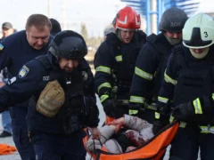 Otro bombardeo de Putin a civiles: un drone ruso mató a trece personas en el andén de una estación de tren ucraniana