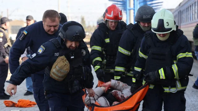 Otro bombardeo de Putin a civiles: un drone ruso mató a trece personas en el andén de una estación de tren ucraniana