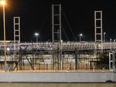 Un minibús chocó contra un tren detenido cerca del Túnel del Canal de la Mancha y dejó 19 heridos