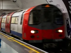 Reino Unido sancionará a los pasajeros que no usen auriculares en el transporte público