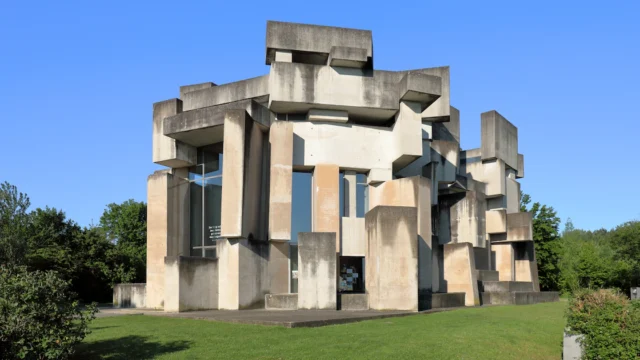 152 bloques de hasta 141 toneladas y el hormigón como protagonista: así es la iglesia que desafía las normas en Viena