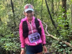 Corrió al menos 50 km durante 1.000 días seguidos, gastó más de 90 pares de zapatillas y atravesó inundaciones: el récord de una abogada neozelandesa