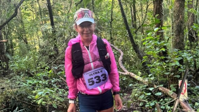 Corrió al menos 50 km durante 1.000 días seguidos, gastó más de 90 pares de zapatillas y atravesó inundaciones: el récord de una abogada neozelandesa