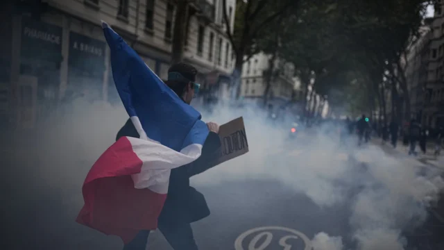 Más de 1.300 personas fueron detenidas en Francia durante las violentas protestas del sábado