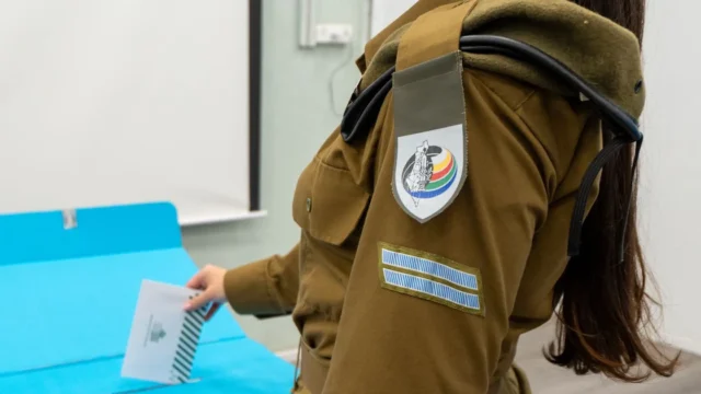 El Ejército israelí informó que la participación electoral entre los militares alcanzó casi el 80%