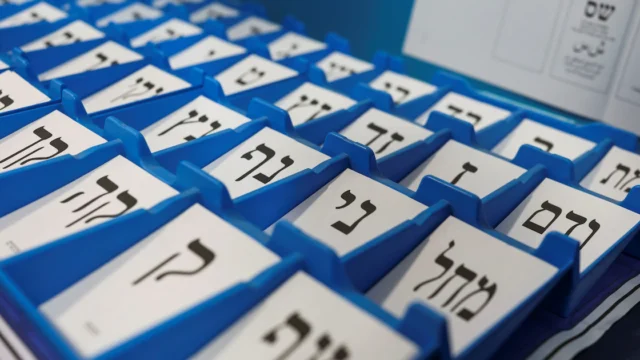Las boletas electorales israelíes convierten las letras hebreas en mensajes políticos