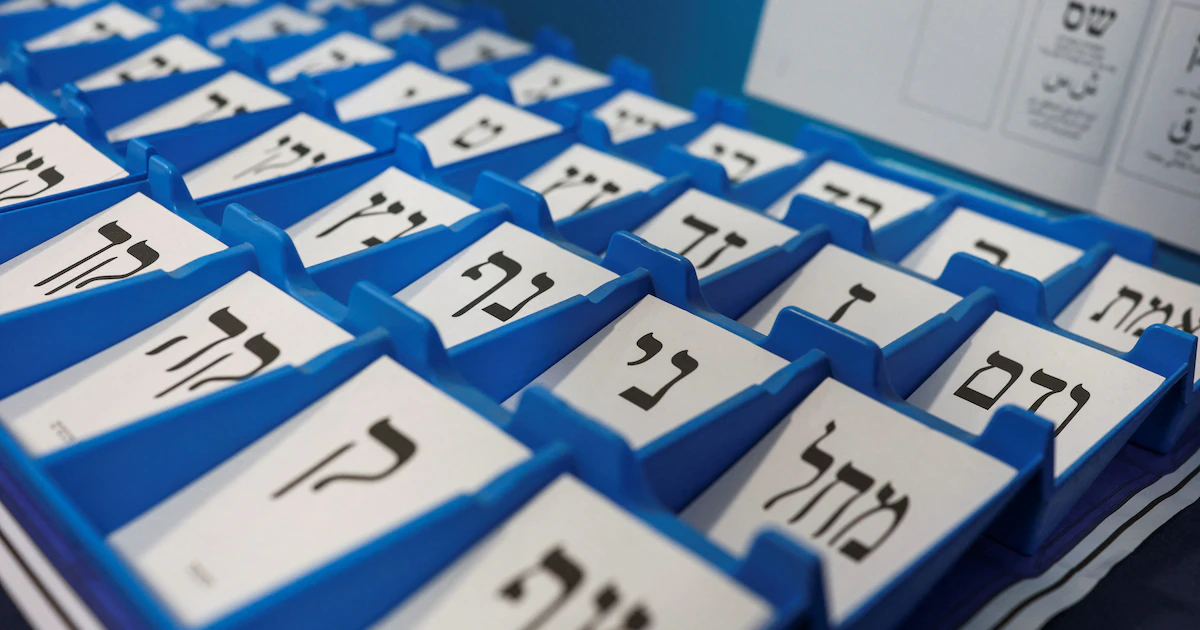 Las boletas electorales israelíes convierten las letras hebreas en mensajes políticos