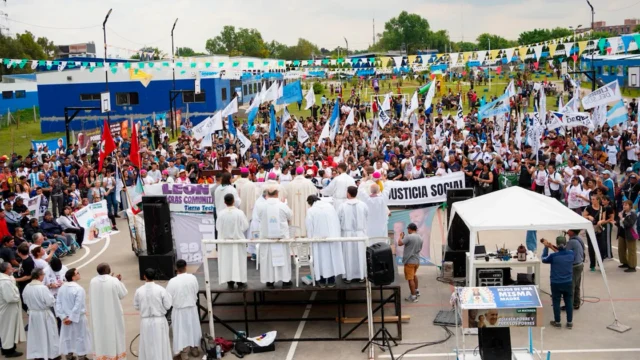 En un documento para León XIV, movimientos populares y enviados del Vaticano convocaron a organizarse “contra la deshumanización”
