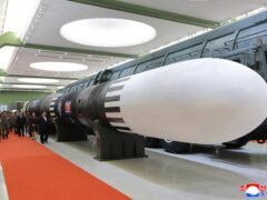 El dictador norcoreano Kim Jong Un exhibió el misil Hwasong-20, con capacidad para alcanzar Estados Unidos