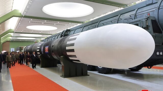 El dictador norcoreano Kim Jong Un exhibió el misil Hwasong-20, con capacidad para alcanzar Estados Unidos