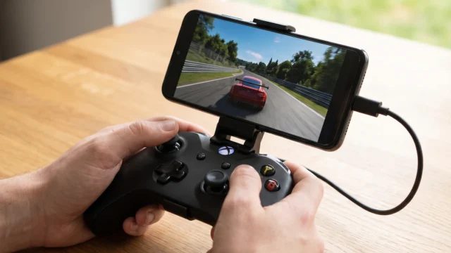 10 dispositivos y accesorios que puedes conectar en el puerto USB del celular, más allá del cargador