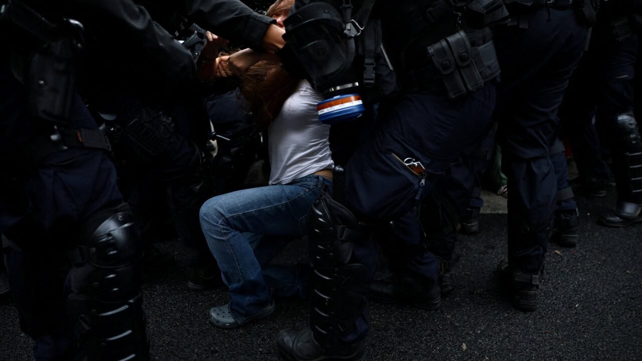 Violencia en las protestas en Francia: el Gobierno negó que la policía tenga la orden de enfrentar a los alumnos movilizados