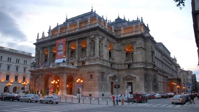 Un emperador lo inauguró en 1884 y una obra de cinco años lo renovó: así luce el teatro que enorgullece a Budapest