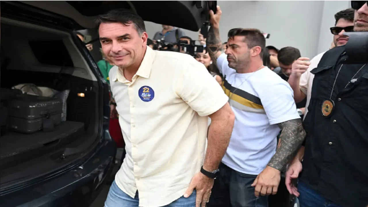 Flávio Bolsonaro está oficialmente fuera de Brasil: en RDC se repasó la ruta que utilizó para llegar a Estados Unidos