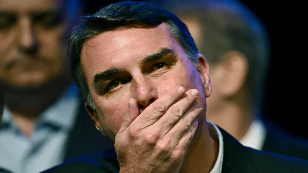 Flávio Bolsonaro se autroproclamó presidente de Brasil y agradeció el apoyo de Milei y Trump