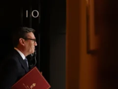 El Reino Unido pidió apoyo a Chile por Malvinas en una llamada entre Andy Burnham y José Antonio Kast
