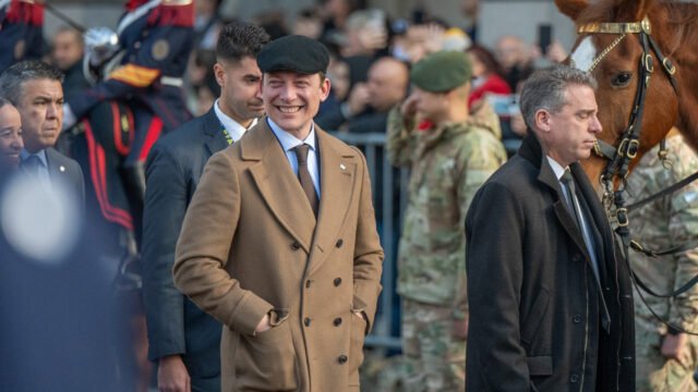 Javier Milei y sus medidas, EN VIVO: Santiago Caputo cruzó a Villarruel por Malvinas y tensó más la interna del Gobierno