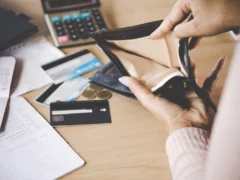 Cómo hacen los argentinos para pagar sus deudas cuando el sueldo no alcanza, según un estudio
